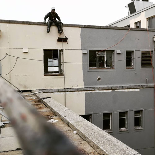 About-Page-Worker-on-Roof-Ascend-Rope-Access