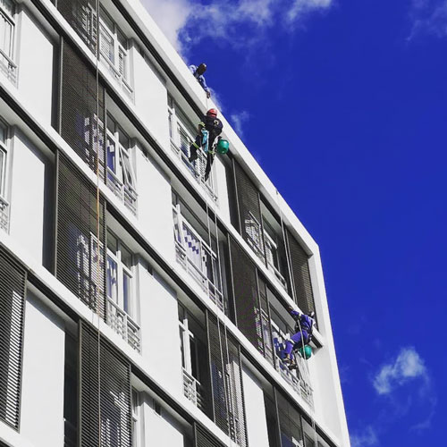 About-Page-Workers-Hanging-from-Roof-Ascend-Rope-Access